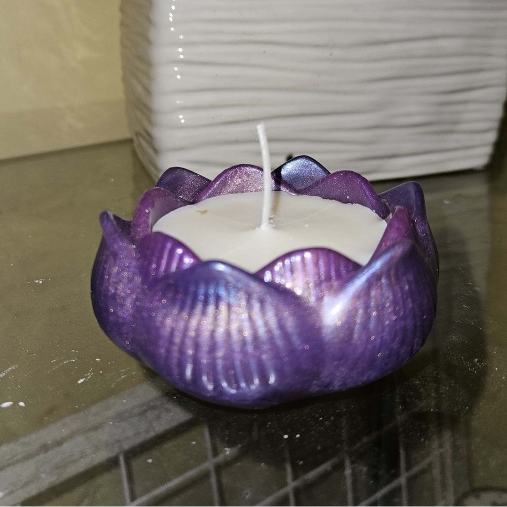 Resin lotus candle holder with lavender candle